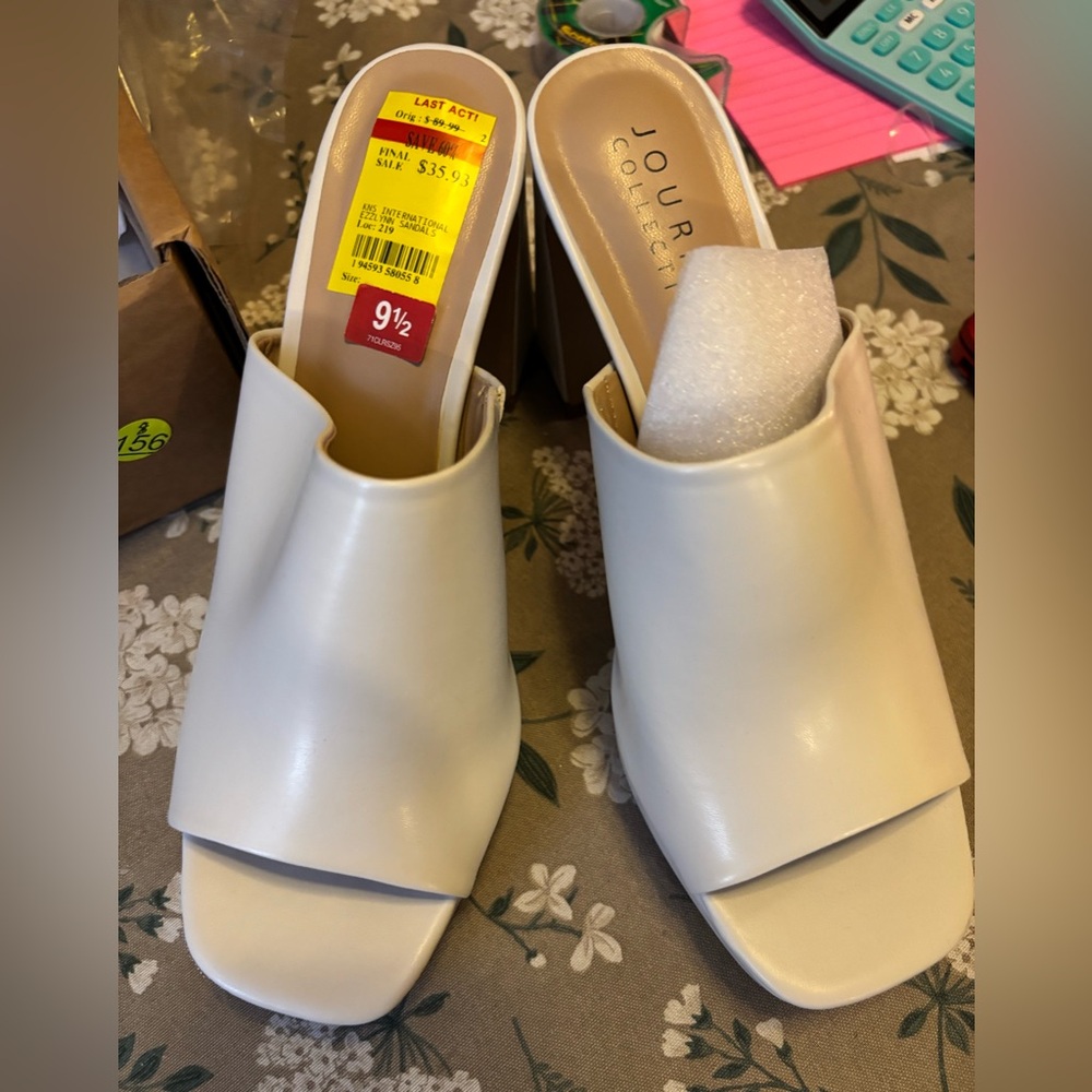 Journee Collection White Platform Chunky Heels. Size 9.5 Medium. New